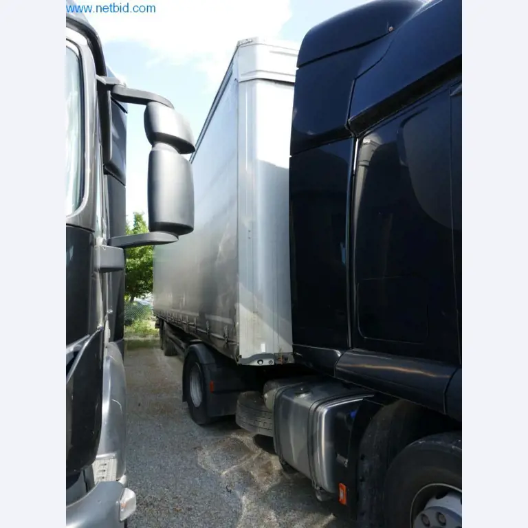Vehículos de una empresa de transportes-3