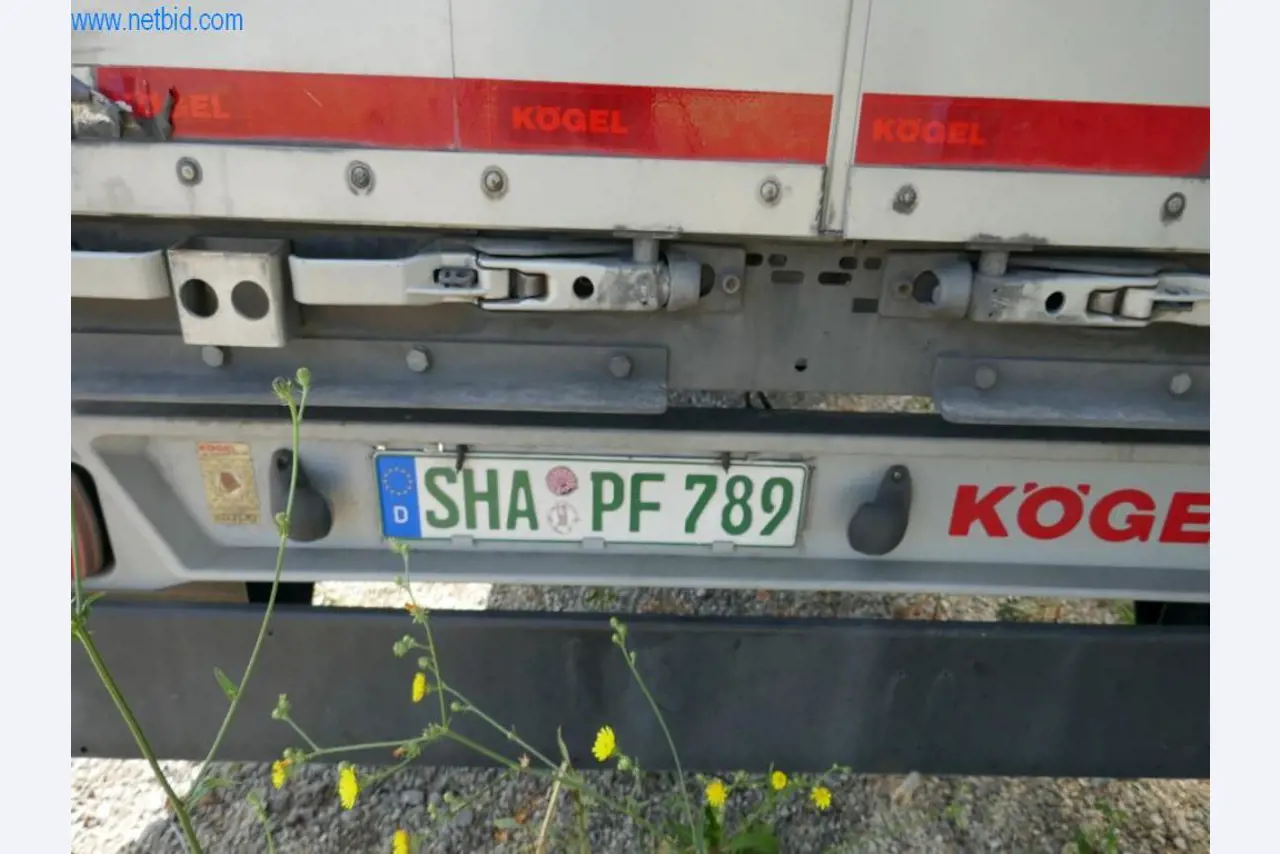 Vehículos de una empresa de transportes-4
