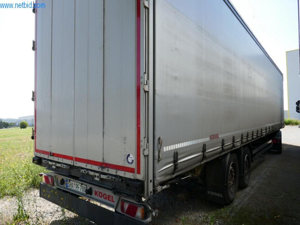 Vehículos de una empresa de transportes-5