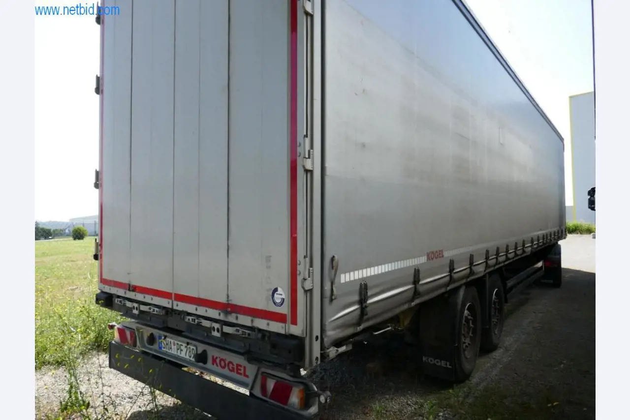 Vehículos de una empresa de transportes-5