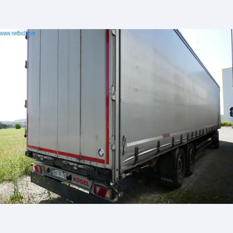 Vehículos de una empresa de transportes-5