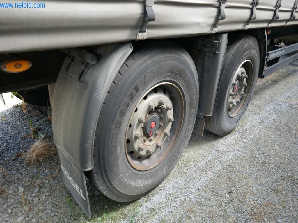 Vehículos de una empresa de transportes-6