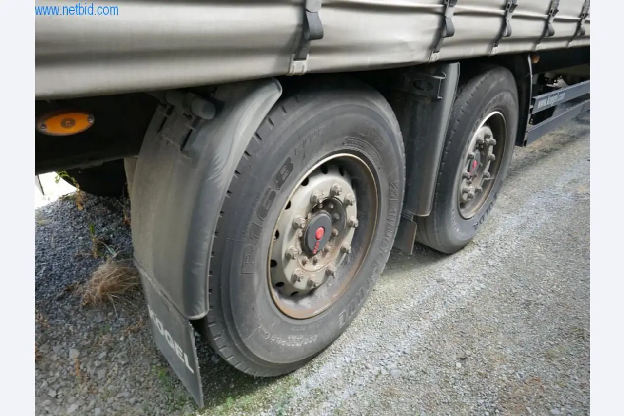 Vehículos de una empresa de transportes-6