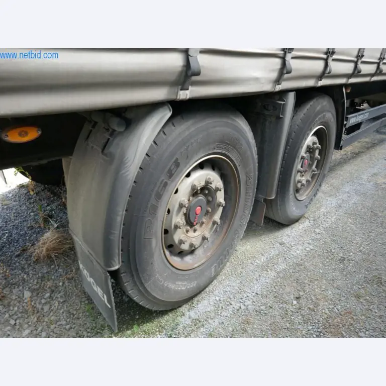 Vehículos de una empresa de transportes-6