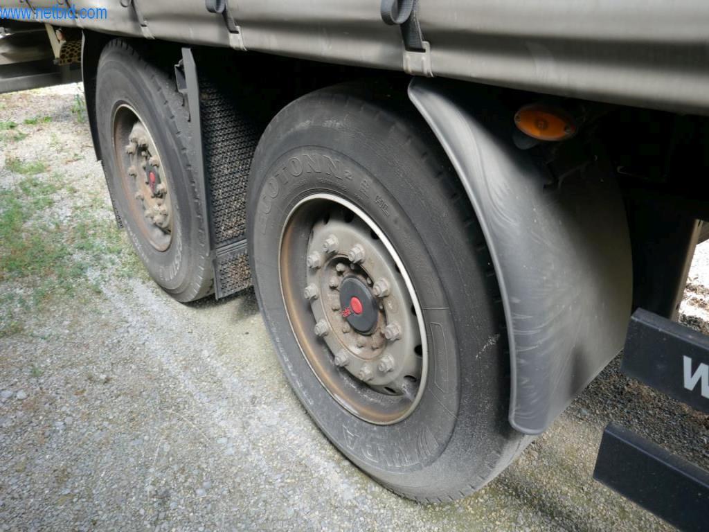 Vehículos de una empresa de transportes-7