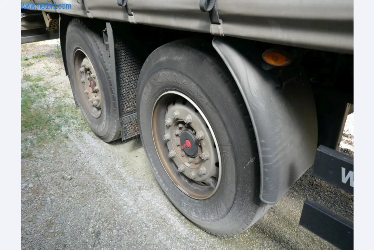 Vehículos de una empresa de transportes-7