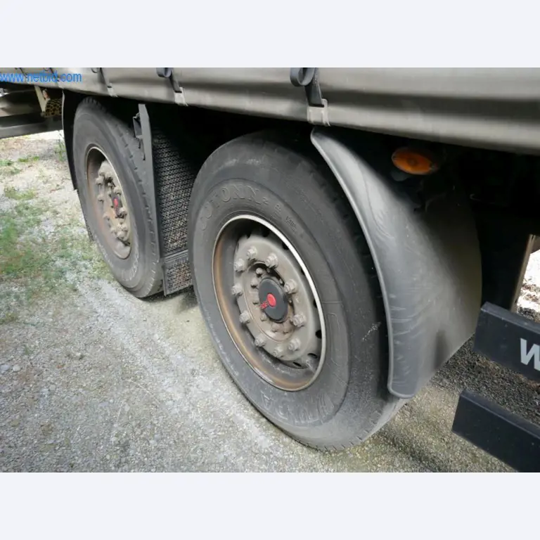Vehículos de una empresa de transportes-7
