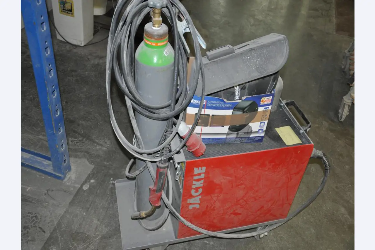 Máquinas de carpintería; máquinas para trabajar el metal; equipos de transporte y almacenamiento y mucho más.-1