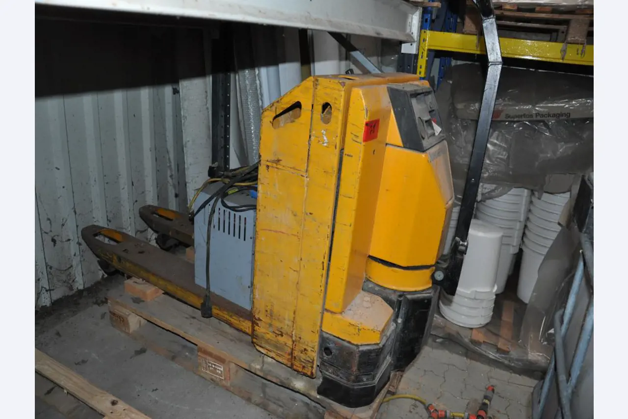 Máquinas de carpintería; máquinas para trabajar el metal; equipos de transporte y almacenamiento y mucho más.-2