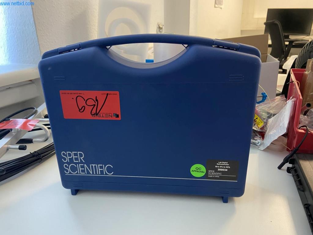 Gepflegte Laborausstattung-3