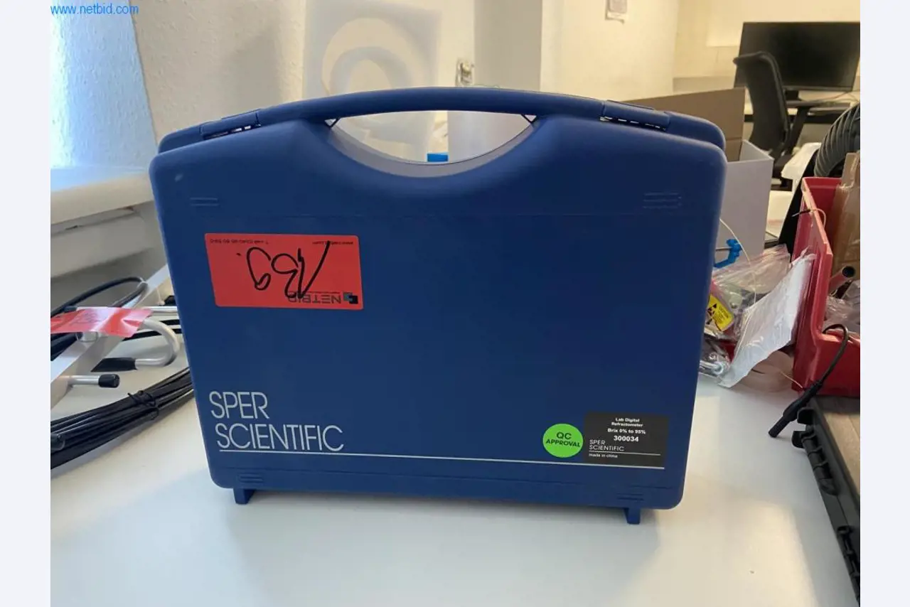 Gepflegte Laborausstattung-3