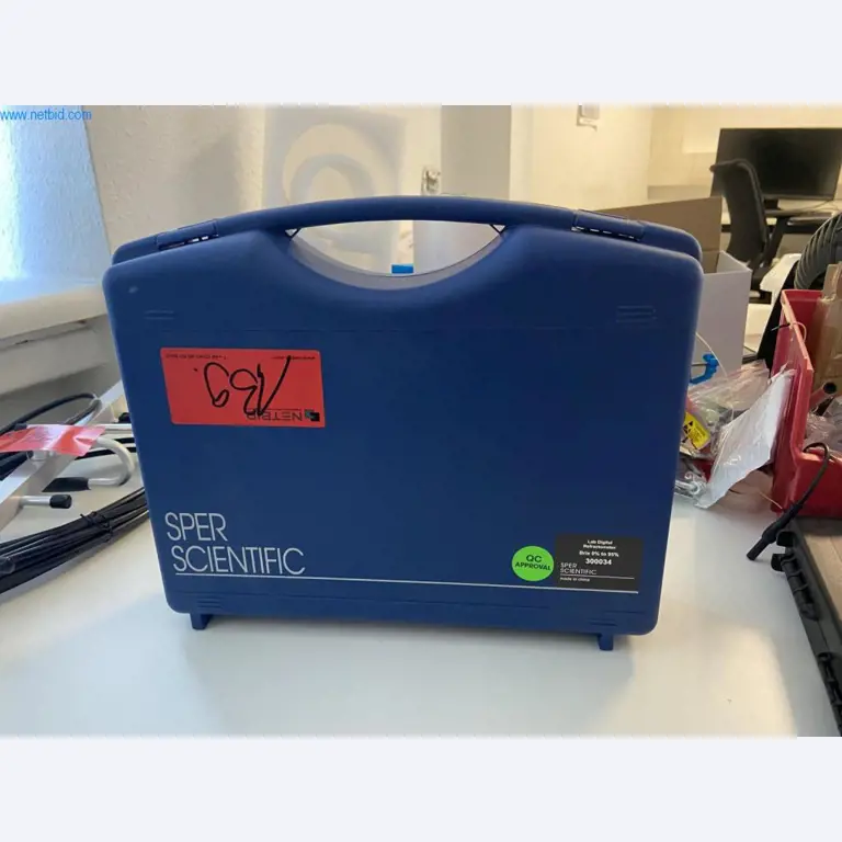 Gepflegte Laborausstattung-3