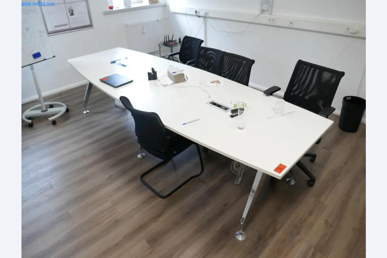 Gepflegte Laborausstattung-1