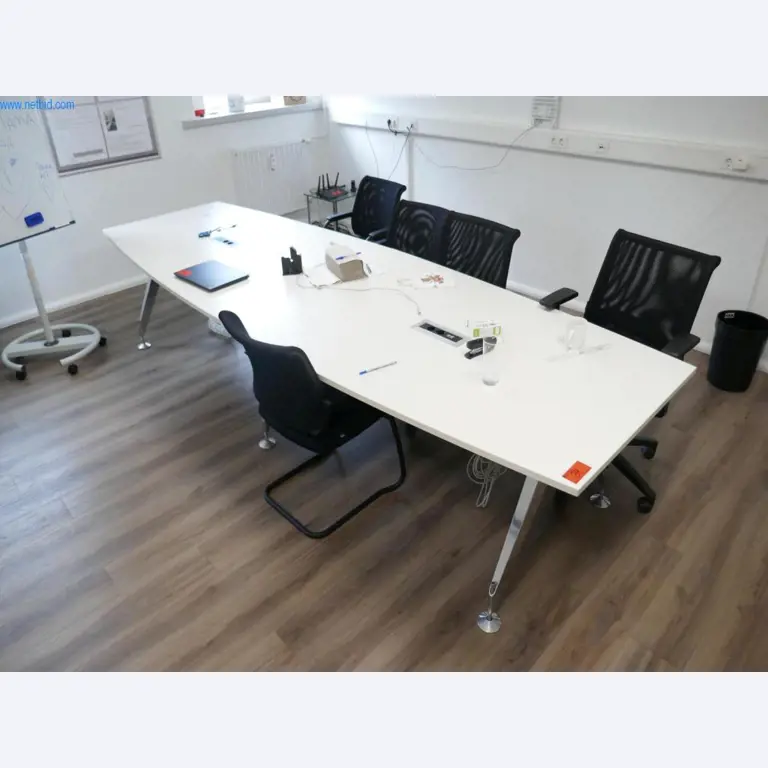 Gepflegte Laborausstattung-1