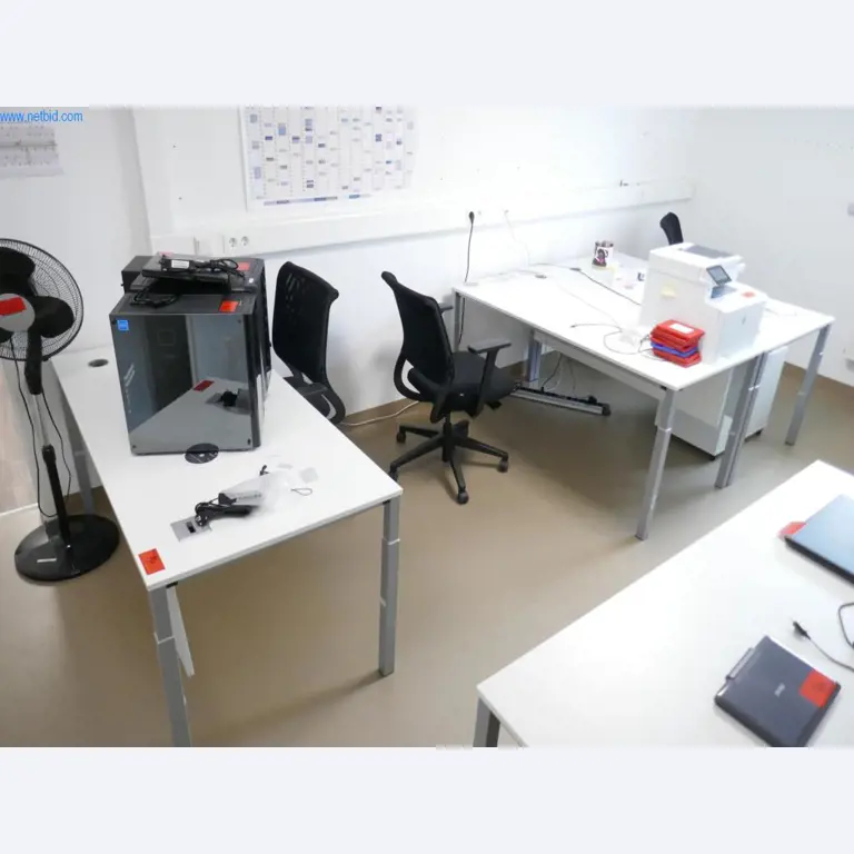 Gepflegte Laborausstattung-2