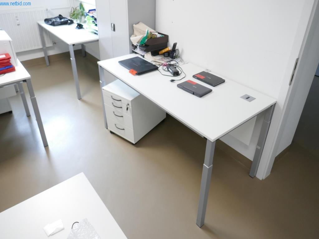 Gepflegte Laborausstattung-3