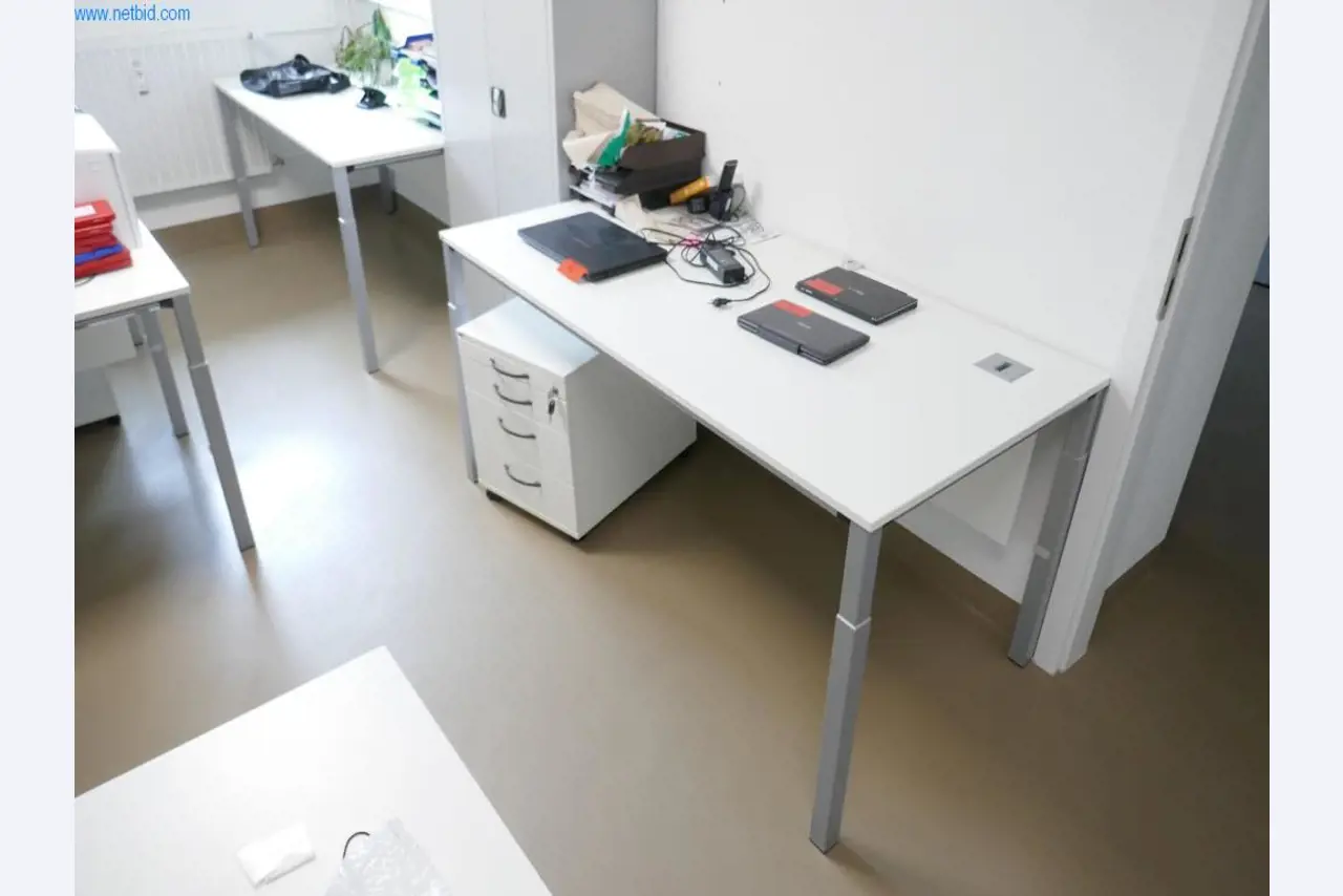 Gepflegte Laborausstattung-3