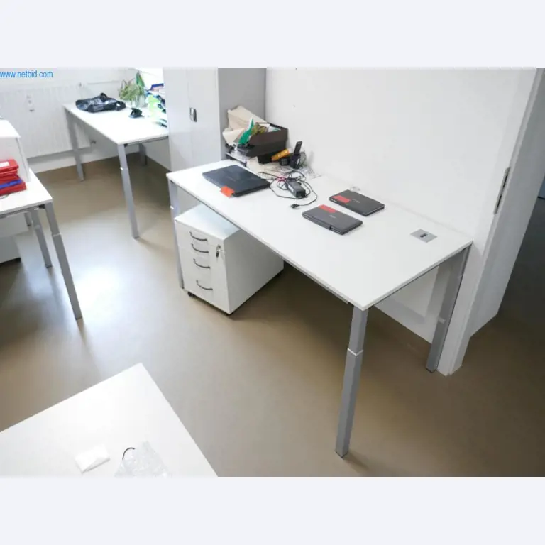 Gepflegte Laborausstattung-3