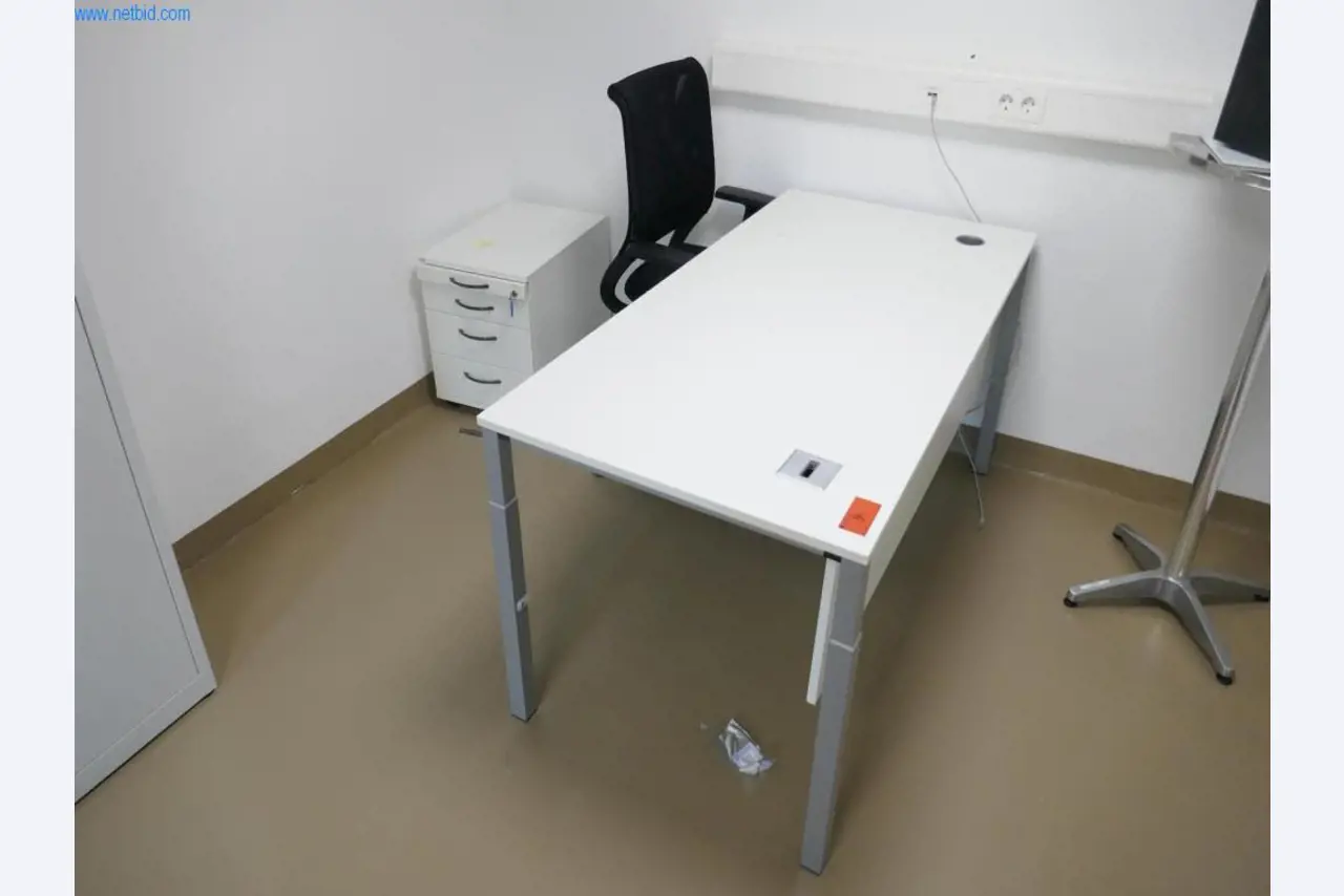 Gepflegte Laborausstattung-4