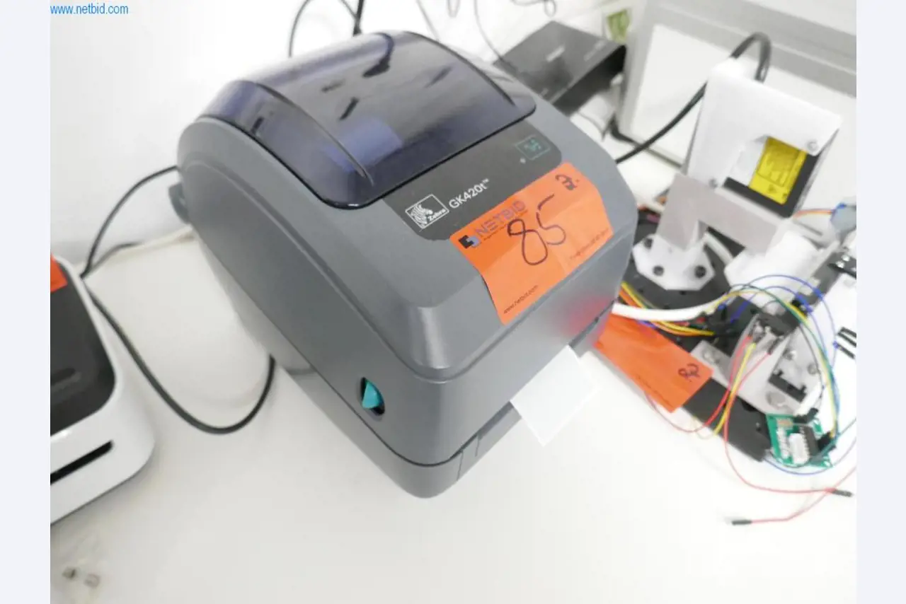 Dobře udržované laboratorní vybavení-1