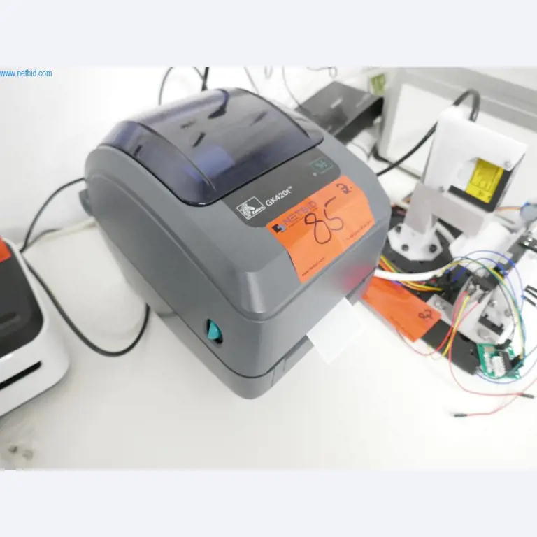 Dobře udržované laboratorní vybavení-1