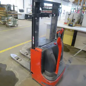 Apilador eléctrico de conductor acompañante Linde L10