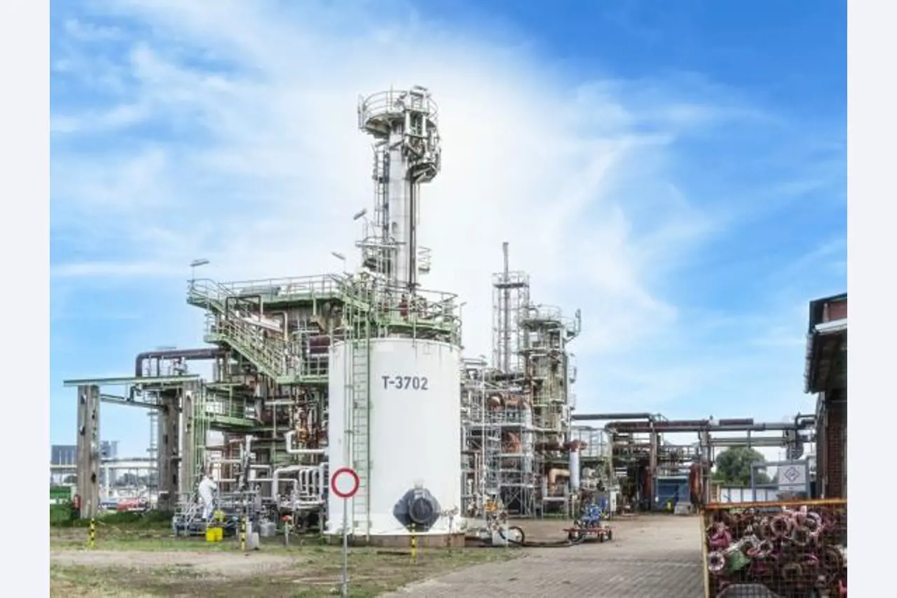 Zakłady produkcji i magazynowania mineralnych produktów olejowych, jak również surowców i produktów gotowych do produkcji smarów.-2