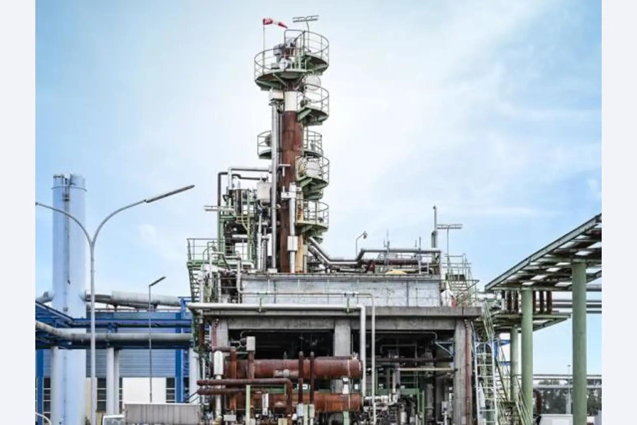 Zakłady produkcji i magazynowania mineralnych produktów olejowych, jak również surowców i produktów gotowych do produkcji smarów.-6