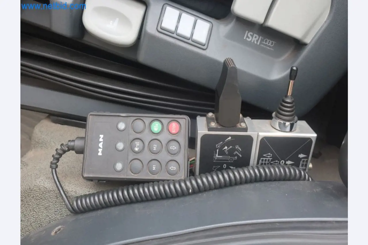 Zakłady produkcji i magazynowania mineralnych produktów olejowych, jak również surowców i produktów gotowych do produkcji smarów.-16