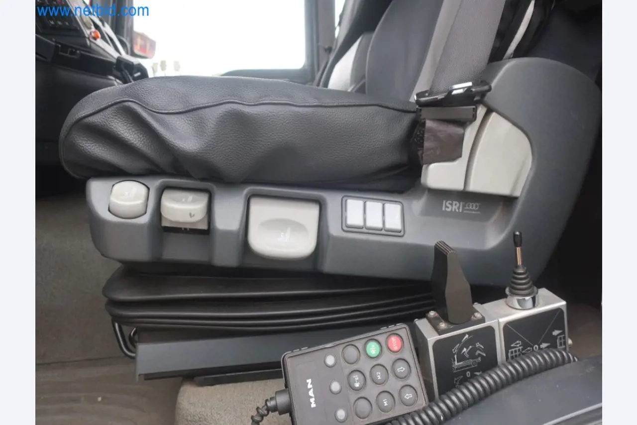 Zakłady produkcji i magazynowania mineralnych produktów olejowych, jak również surowców i produktów gotowych do produkcji smarów.-17