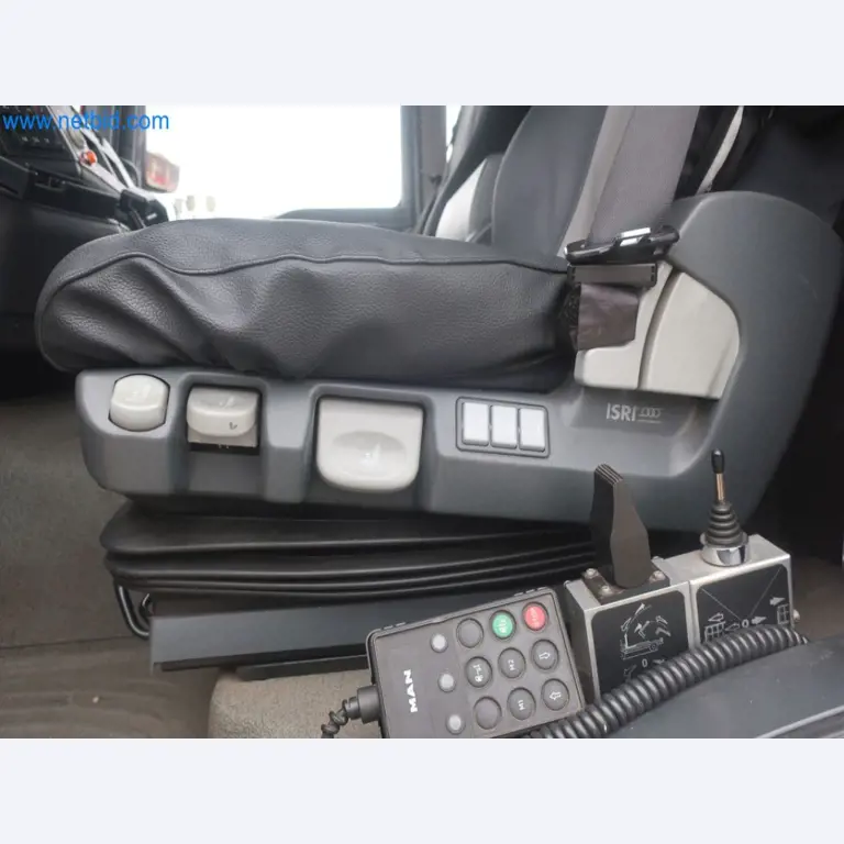 Zakłady produkcji i magazynowania mineralnych produktów olejowych, jak również surowców i produktów gotowych do produkcji smarów.-17