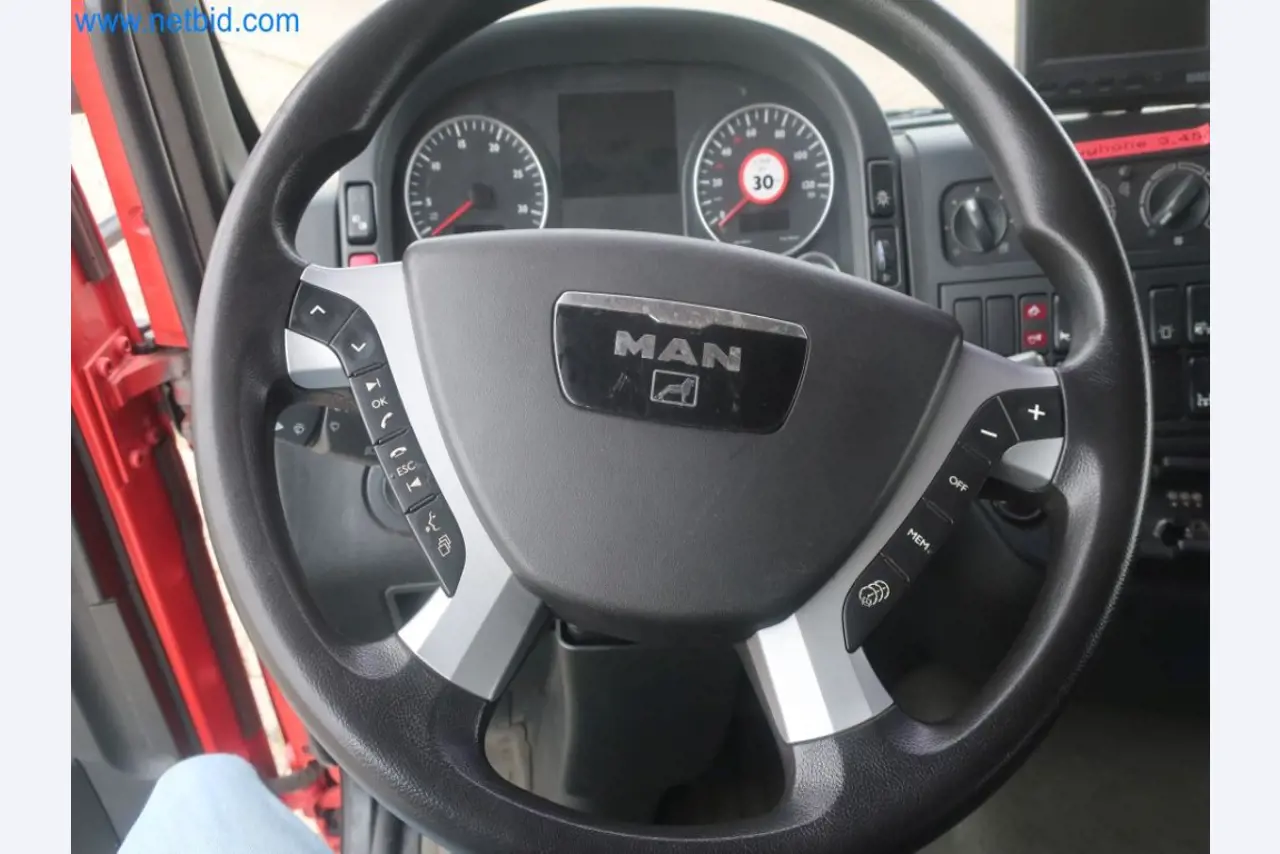 Zakłady produkcji i magazynowania mineralnych produktów olejowych, jak również surowców i produktów gotowych do produkcji smarów.-25