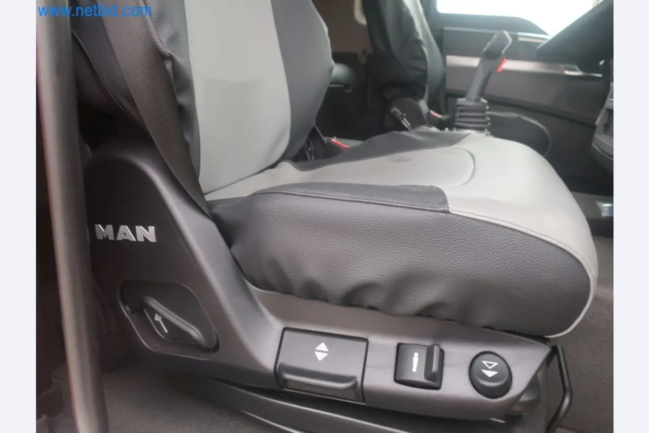 Zakłady produkcji i magazynowania mineralnych produktów olejowych, jak również surowców i produktów gotowych do produkcji smarów.-25