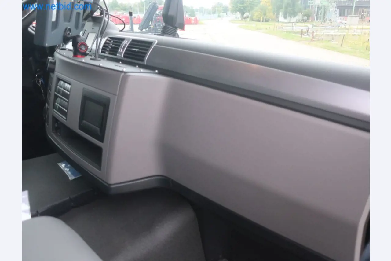 Zakłady produkcji i magazynowania mineralnych produktów olejowych, jak również surowców i produktów gotowych do produkcji smarów.-26