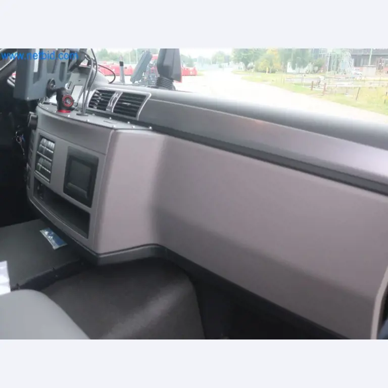 Zakłady produkcji i magazynowania mineralnych produktów olejowych, jak również surowców i produktów gotowych do produkcji smarów.-26