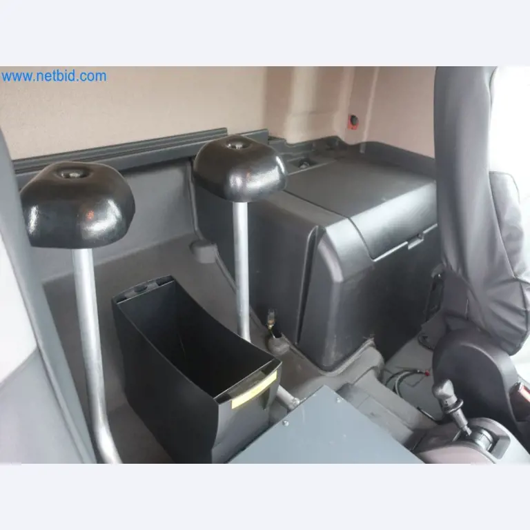 Zakłady produkcji i magazynowania mineralnych produktów olejowych, jak również surowców i produktów gotowych do produkcji smarów.-29