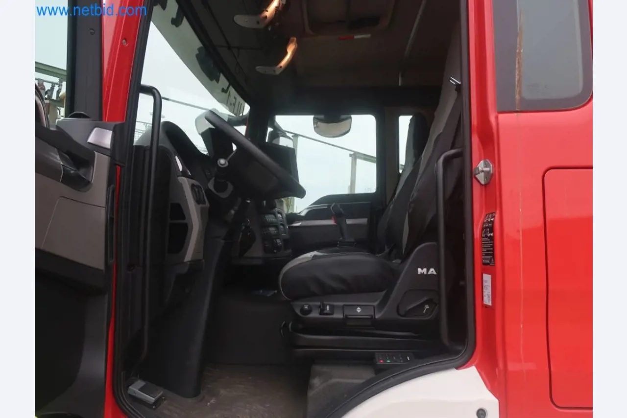 Zakłady produkcji i magazynowania mineralnych produktów olejowych, jak również surowców i produktów gotowych do produkcji smarów.-36