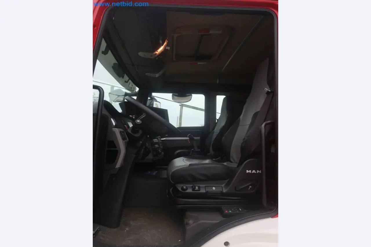 Zakłady produkcji i magazynowania mineralnych produktów olejowych, jak również surowców i produktów gotowych do produkcji smarów.-37