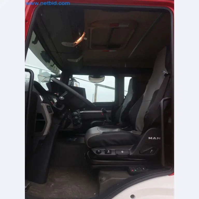 Zakłady produkcji i magazynowania mineralnych produktów olejowych, jak również surowców i produktów gotowych do produkcji smarów.-37