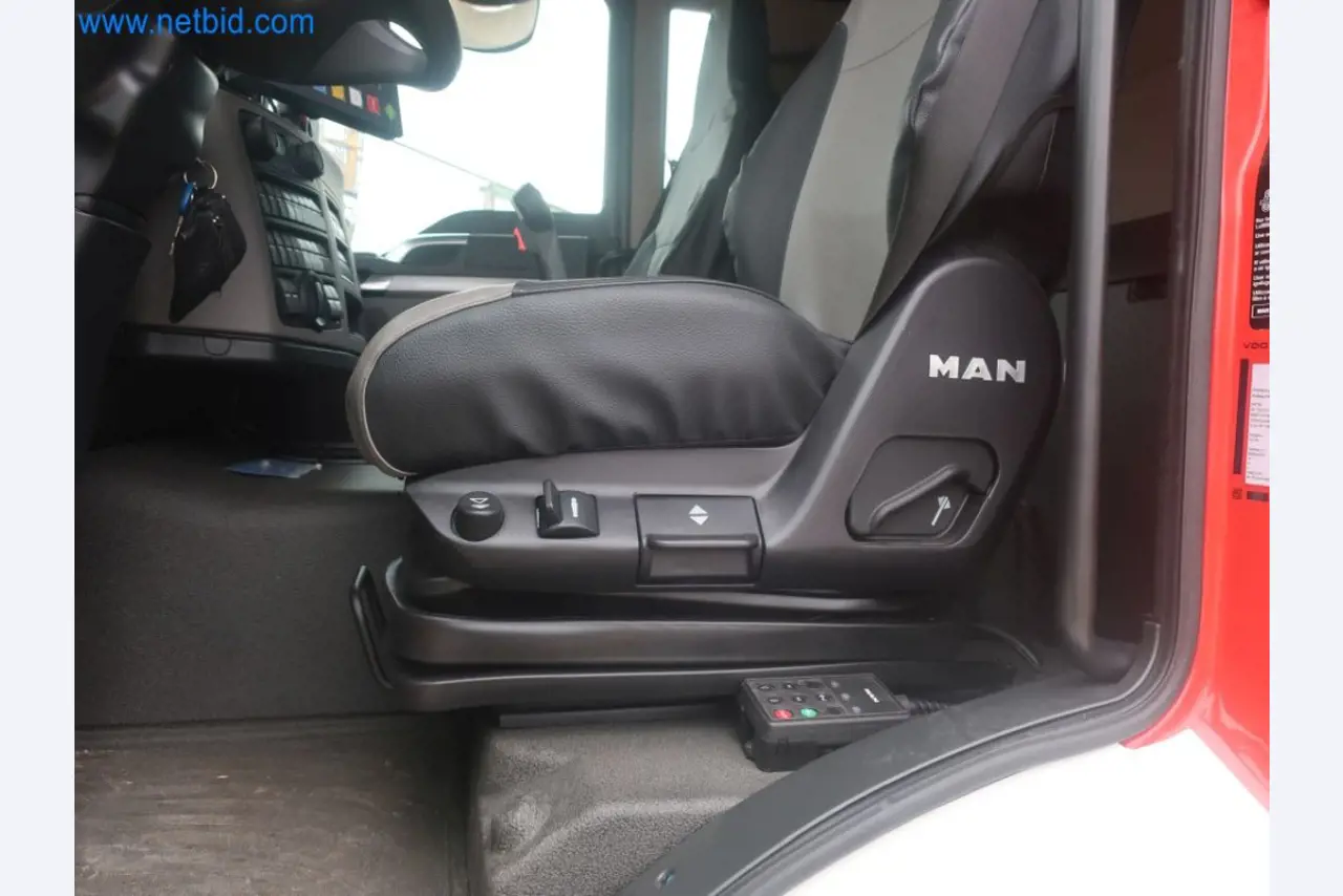 Zakłady produkcji i magazynowania mineralnych produktów olejowych, jak również surowców i produktów gotowych do produkcji smarów.-40