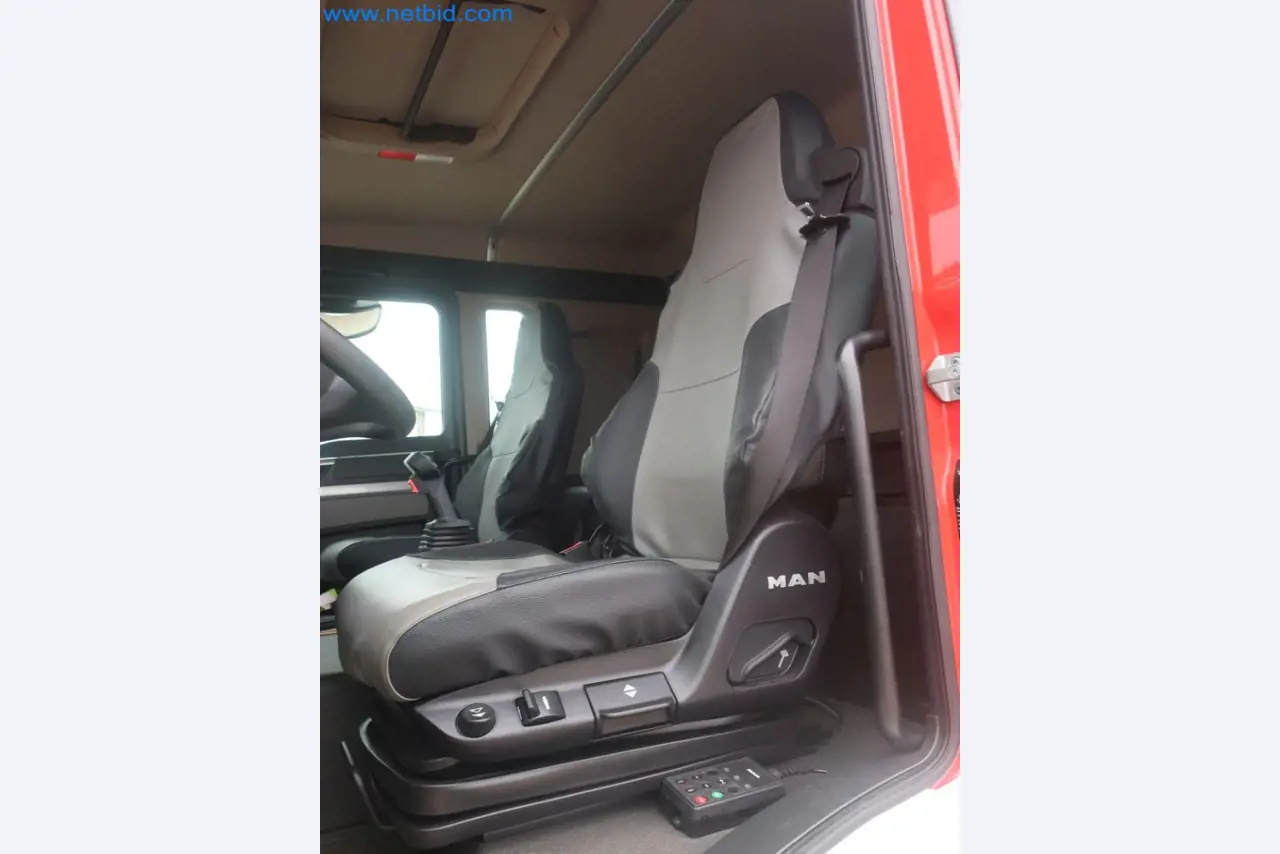 Zakłady produkcji i magazynowania mineralnych produktów olejowych, jak również surowców i produktów gotowych do produkcji smarów.-41