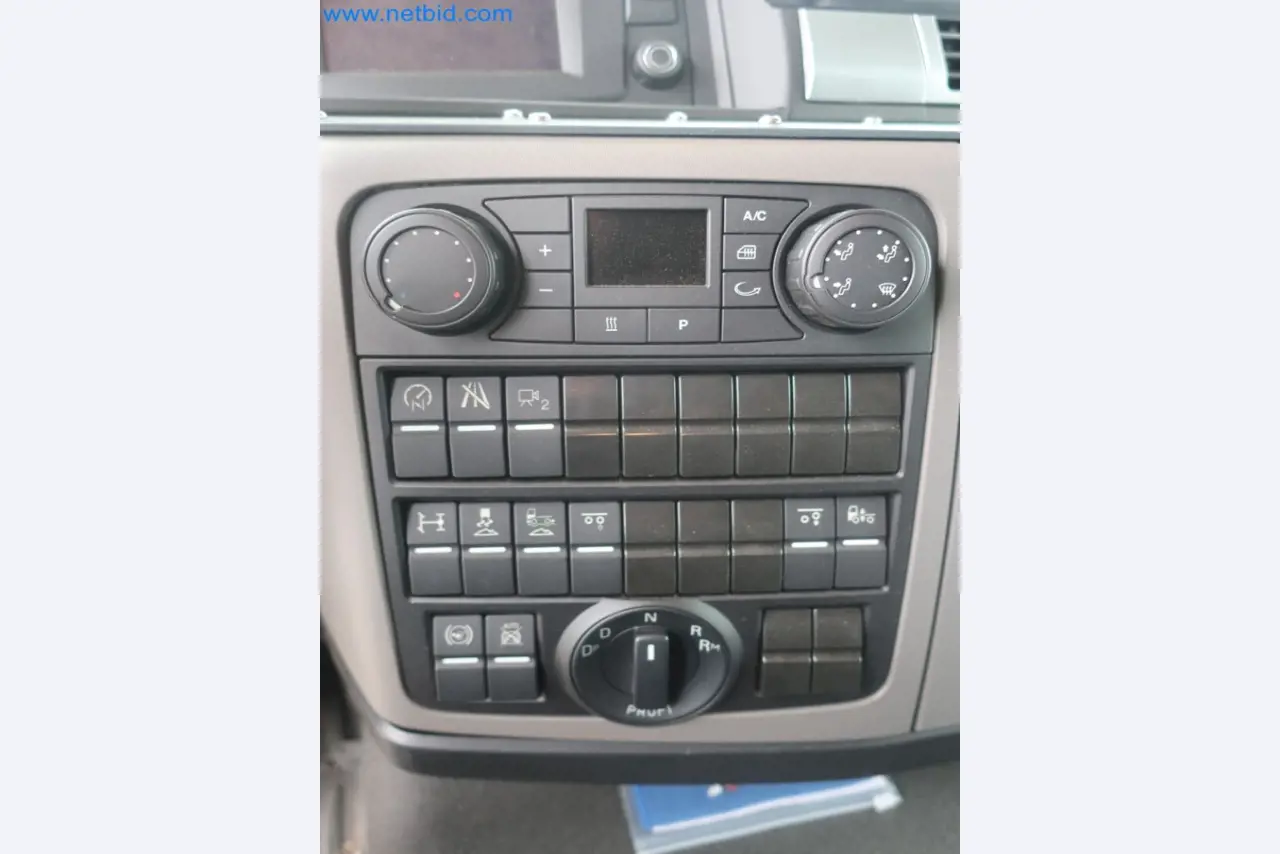 Zakłady produkcji i magazynowania mineralnych produktów olejowych, jak również surowców i produktów gotowych do produkcji smarów.-47