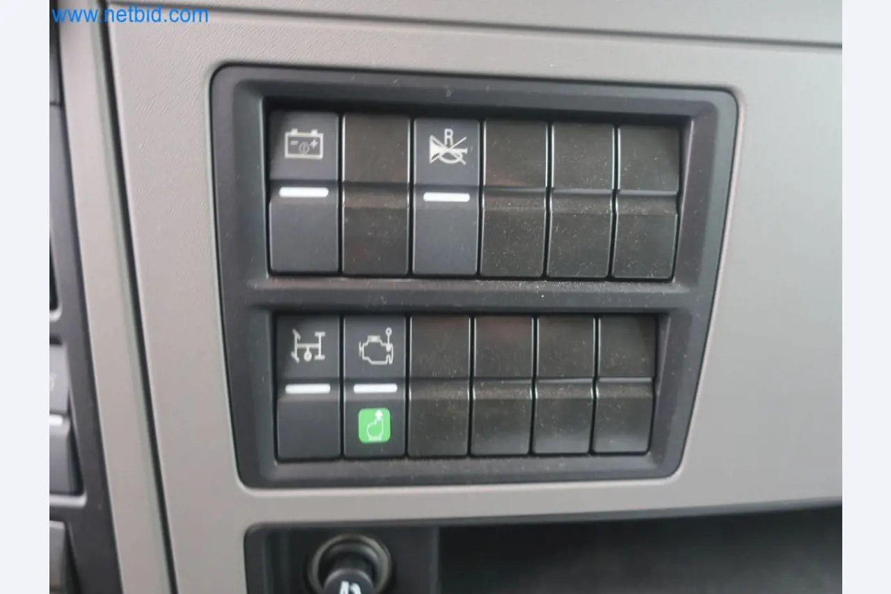 Zakłady produkcji i magazynowania mineralnych produktów olejowych, jak również surowców i produktów gotowych do produkcji smarów.-48