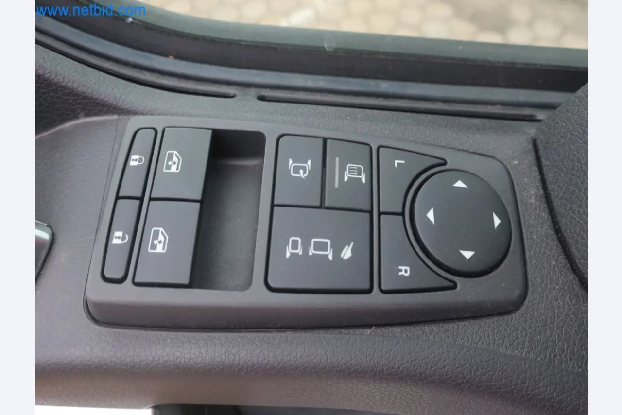 Zakłady produkcji i magazynowania mineralnych produktów olejowych, jak również surowców i produktów gotowych do produkcji smarów.-52