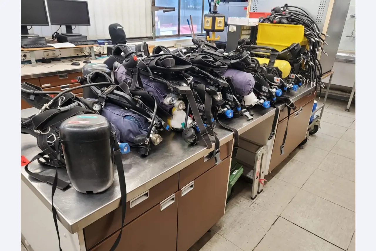 Zakłady produkcji i magazynowania mineralnych produktów olejowych, jak również surowców i produktów gotowych do produkcji smarów.-4