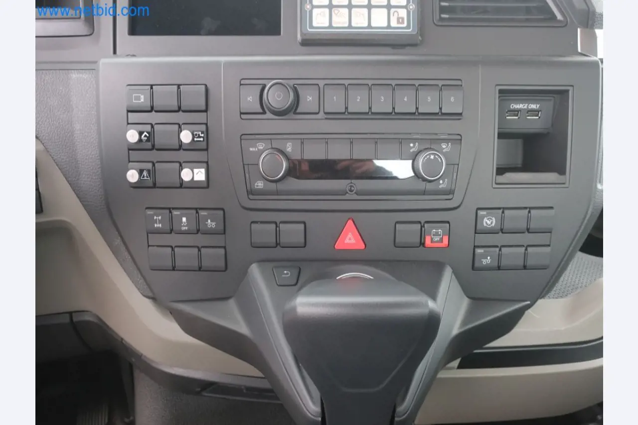 Zakłady produkcji i magazynowania mineralnych produktów olejowych, jak również surowców i produktów gotowych do produkcji smarów.-19