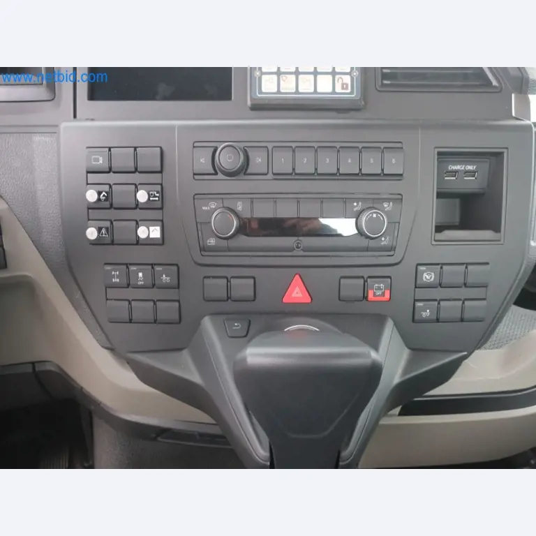 Zakłady produkcji i magazynowania mineralnych produktów olejowych, jak również surowców i produktów gotowych do produkcji smarów.-19