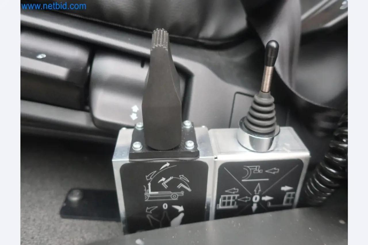 Zakłady produkcji i magazynowania mineralnych produktów olejowych, jak również surowców i produktów gotowych do produkcji smarów.-25