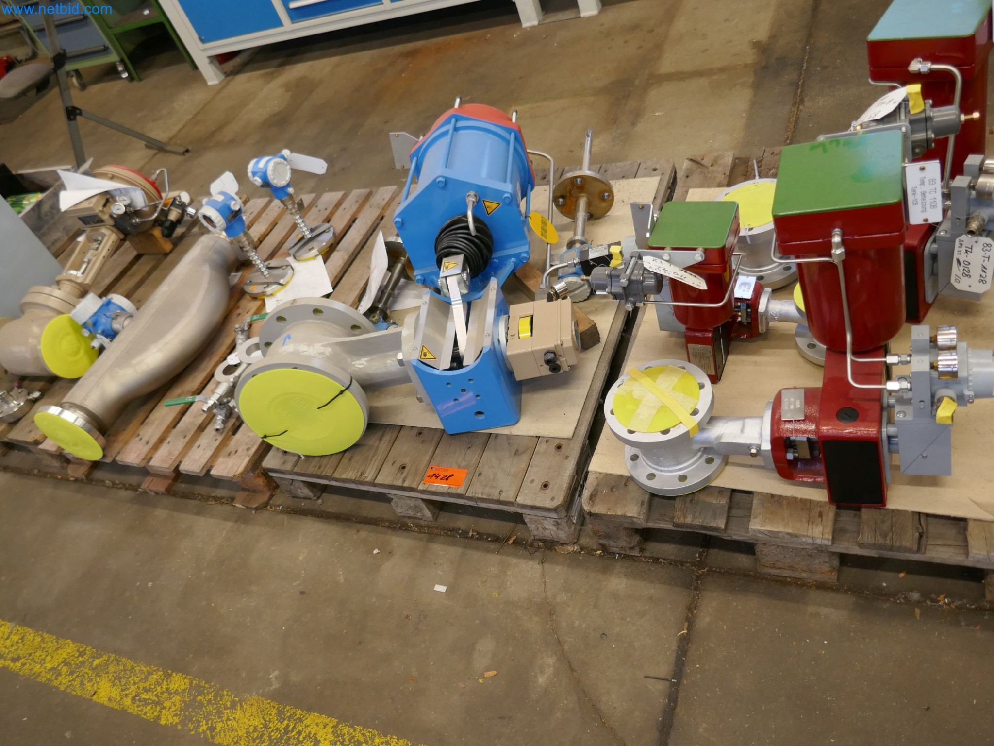 Magazinbestände, Rohöl-/Gas-Öl-/Einsatzpumpen sowie Betriebsausstattung einer Raffinerie-1