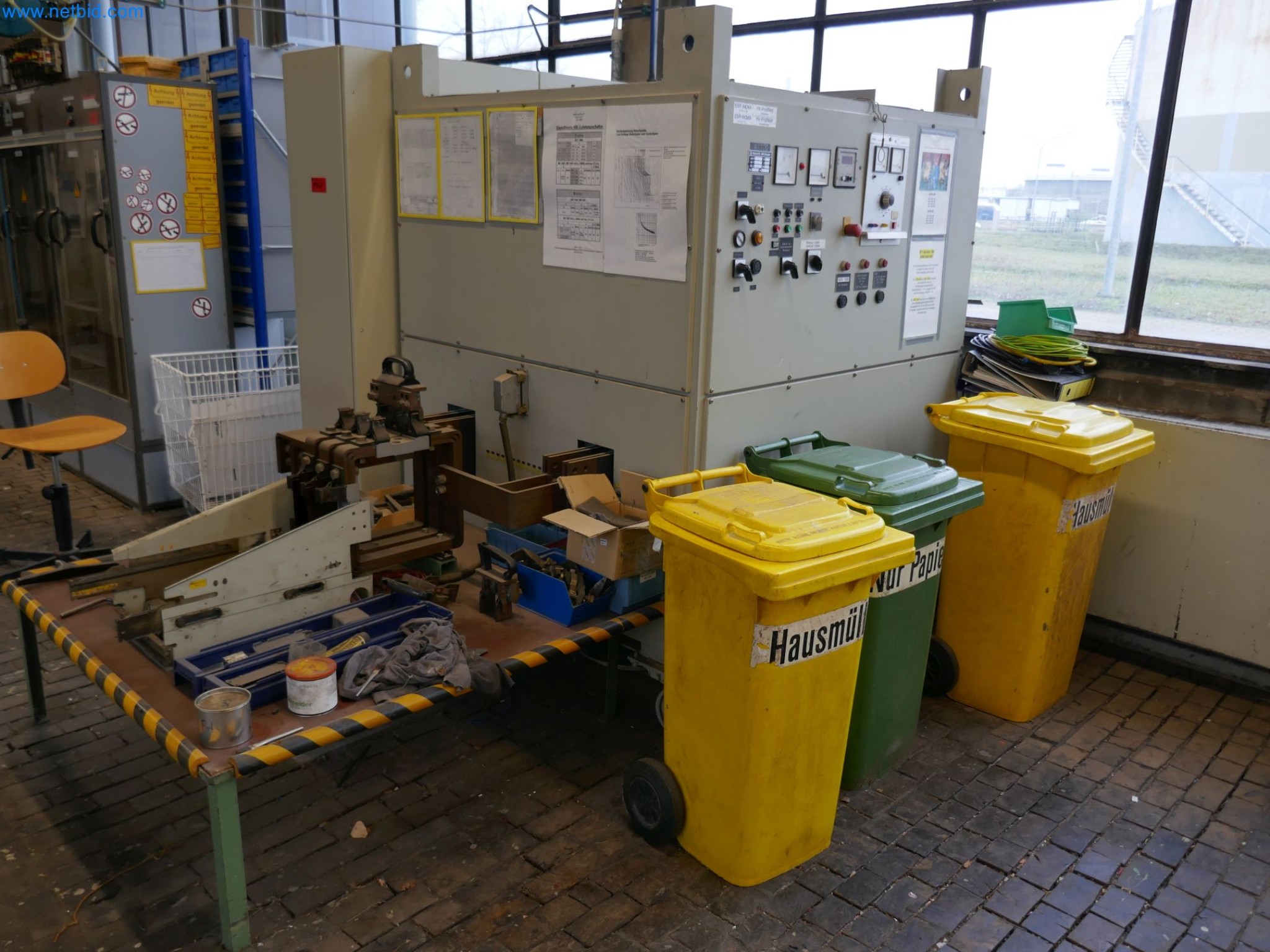 Zakłady produkcji i magazynowania mineralnych produktów olejowych, jak również surowców i produktów gotowych do produkcji smarów.-2